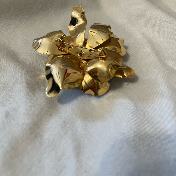 Vintage White and Goldtone pin with Faux Pearl in center. - Picture 7 of 8